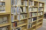 図書館の芭蕉関連の図書の棚