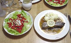 白身魚のムニエルと魚介類のサラダ