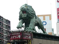 川口駅の東口にあるビルの上に巨大なライオン像
