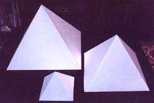 紙で作ったピラミッド3つ